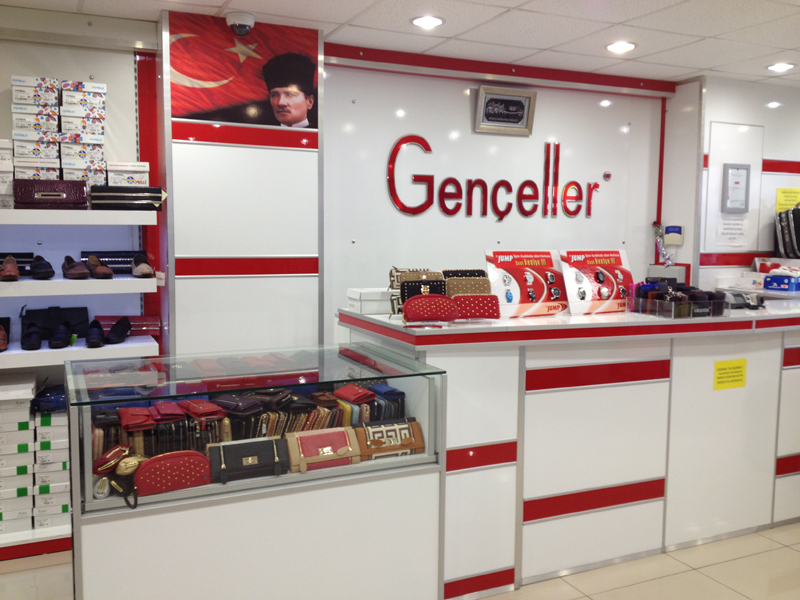 Gençeller Ayakkabı mağazasının kasa ve karşılama alanı